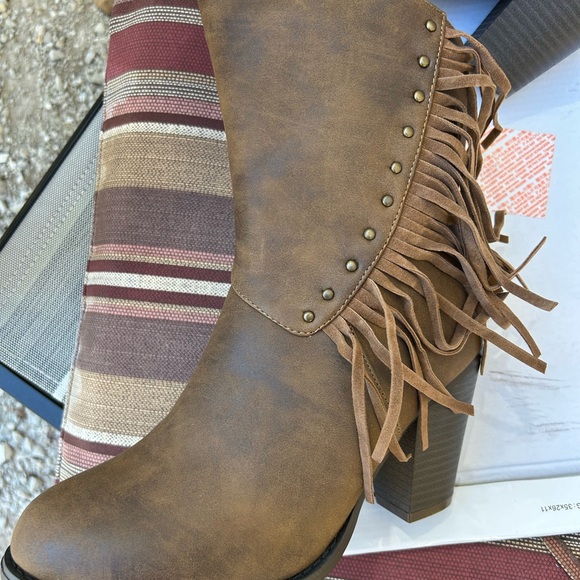 New Brown Fringe Boots - Picture 4 of 8